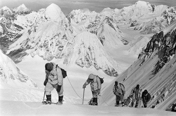 △1960年5月，中國登山隊隊員在海拔7150米的冰雪坡上行進。