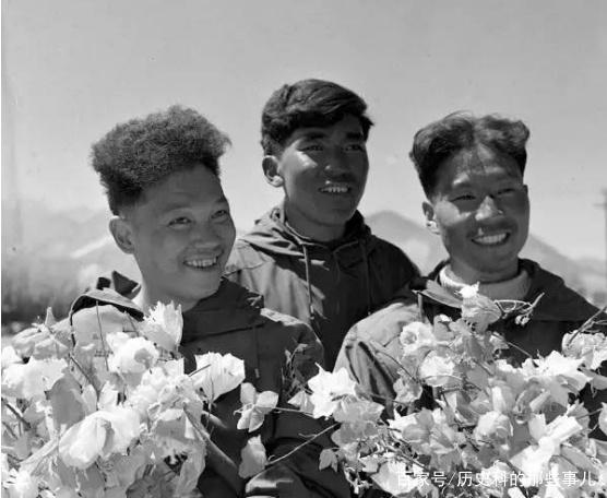 △1960年5月25日凌晨4點20分，中國登山隊隊員成功登上珠穆朗瑪峰。（右起）王富洲、貢布（藏族）和屈銀華。